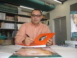 Professor Renato Mazzonetto lança livro sobre implante